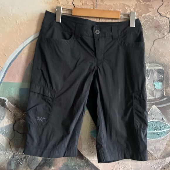 ARC’TERYX Black Women’s Cargo Shorts size 4 - Picture 3 of 11